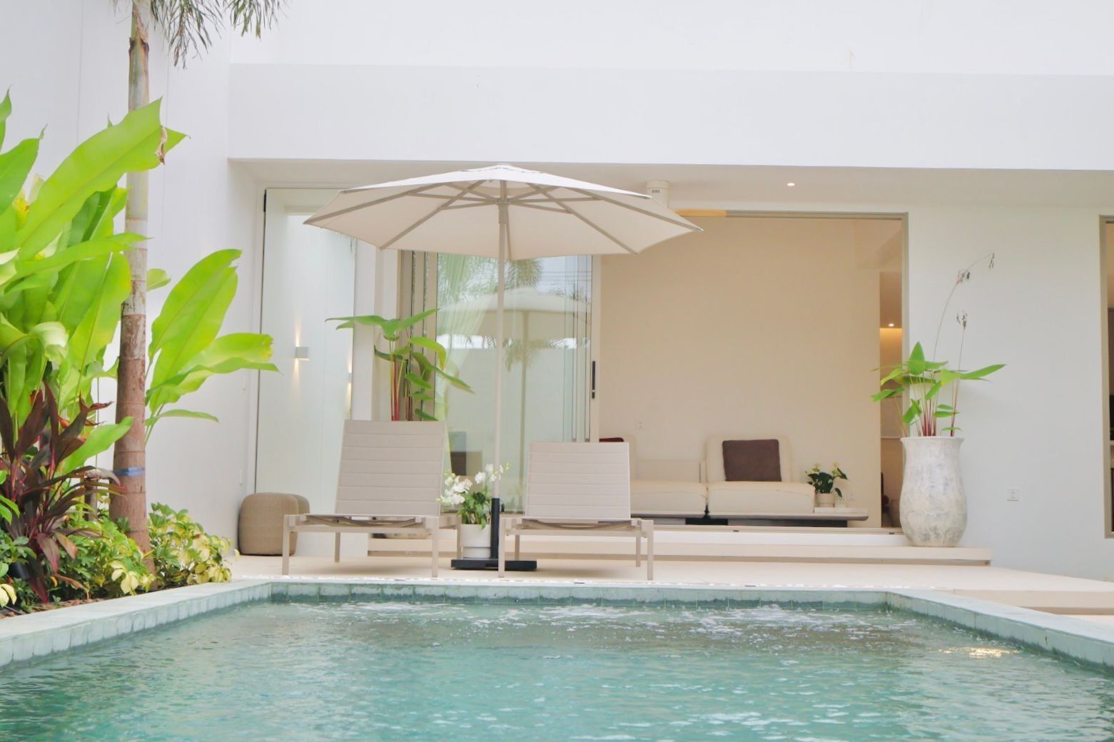 Vila com design assinado, piscina particular, vista para o jardim | Cofres nos quartos, cortinas blackout, ferros/tábuas de passar roupa