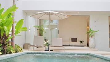 Signature-Villa, eigener Pool, Gartenblick | Zimmersafe, Verdunkelungsvorhänge, Bügeleisen/Bügelbrett