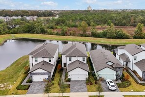 Exterior - 6 Bed/4.5 Bathrooms- Lake House View! 14 Min from Disney (Kissimmee)