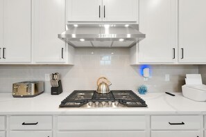 Microondas, horno, parrilla de estufa y lavavajillas 