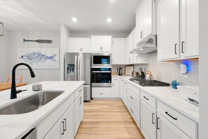 Microwave, oven, stovetop, dishwasher - 6 Bed/4.5 Bathrooms- Lake House View! 14 Min from Disney (Kissimmee)