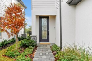 Exterior detail - 6 Bed/4.5 Bathrooms- Lake House View! 14 Min from Disney (Kissimmee)
