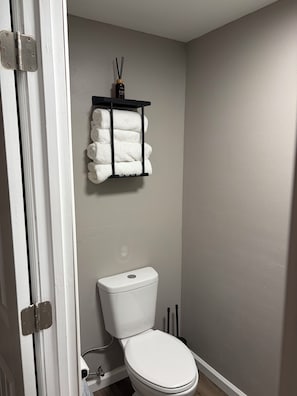 Sèche-cheveux, serviettes fournies, savon, shampoing