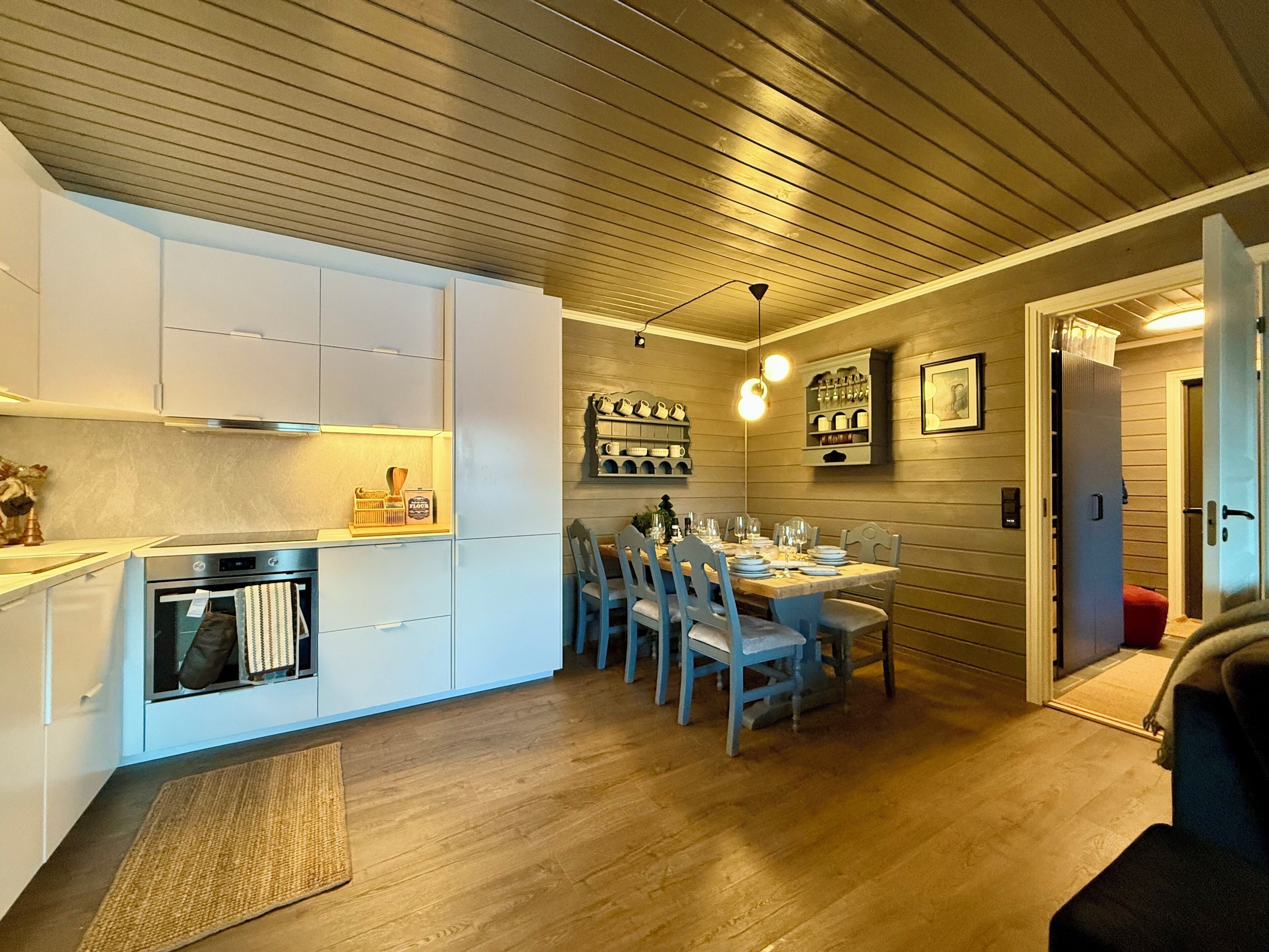 Kjøleskap, mikrobølgeovn, ovn og kokeplater