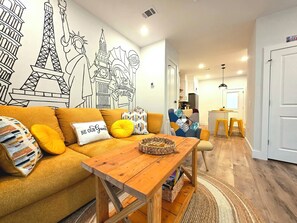 Living area - The Global Citizen (Pensacola)