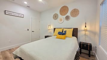 Tabla de planchar con plancha, wifi, ropa de cama