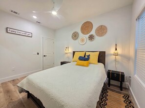 Iron/ironing board, WiFi, bed sheets - The Global Citizen (Pensacola)