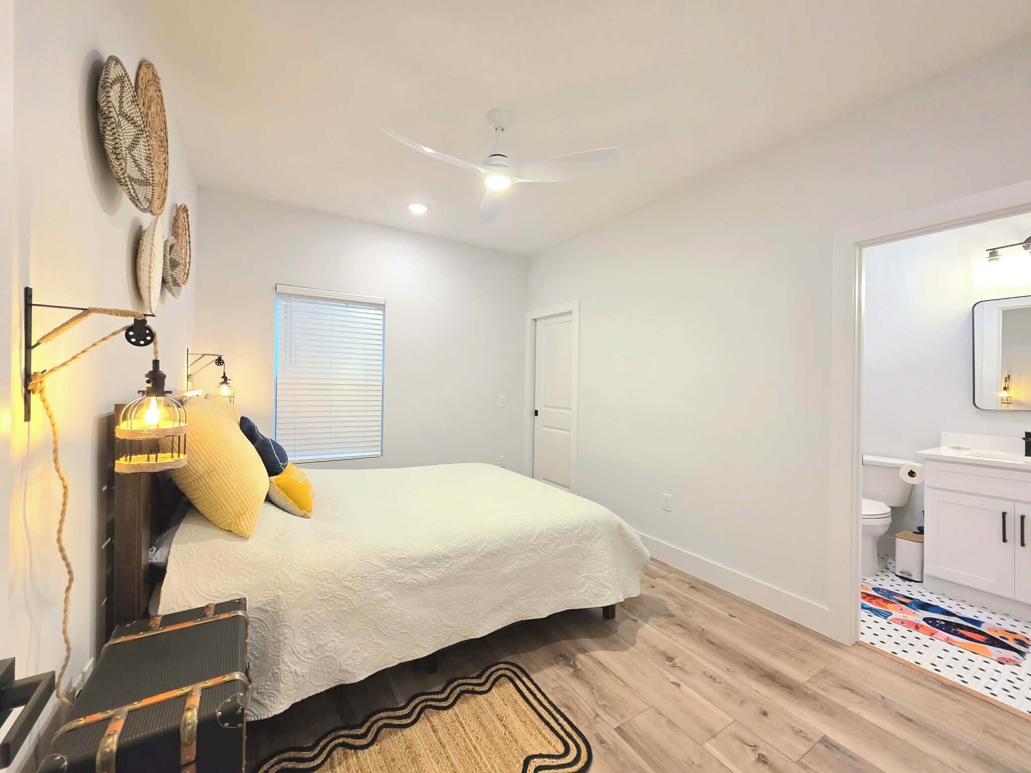 2 bedrooms, iron/ironing board, WiFi, bed sheets