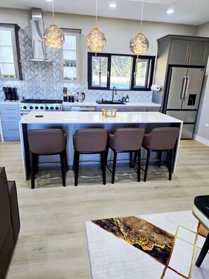 Coffee/tea maker, oven, stovetop, electric kettle - 10BR Golden Pear Villa-MS, Sea View – Family/Group Ready (Saint George)