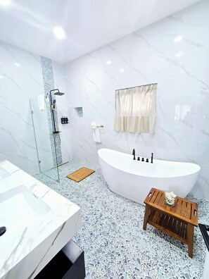 Hair dryer, towels, soap, shampoo - 10BR Golden Pear Villa-MS, Sea View – Family/Group Ready (Saint George)