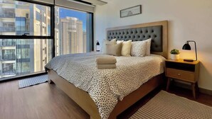 Tabla de planchar con plancha, wifi y ropa de cama 