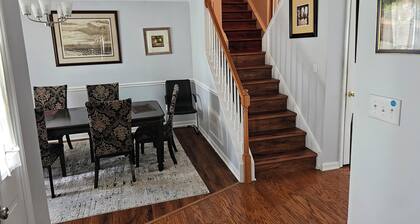 Clean Bedroom in a Single Family Home for One Guest Only. Room A