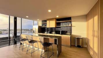 Kjøleskap, mikrobølgeovn, ovn og kokeplater