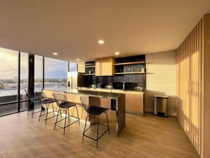 Køleskab, mikrobølgeovn, ovn, kogeplade