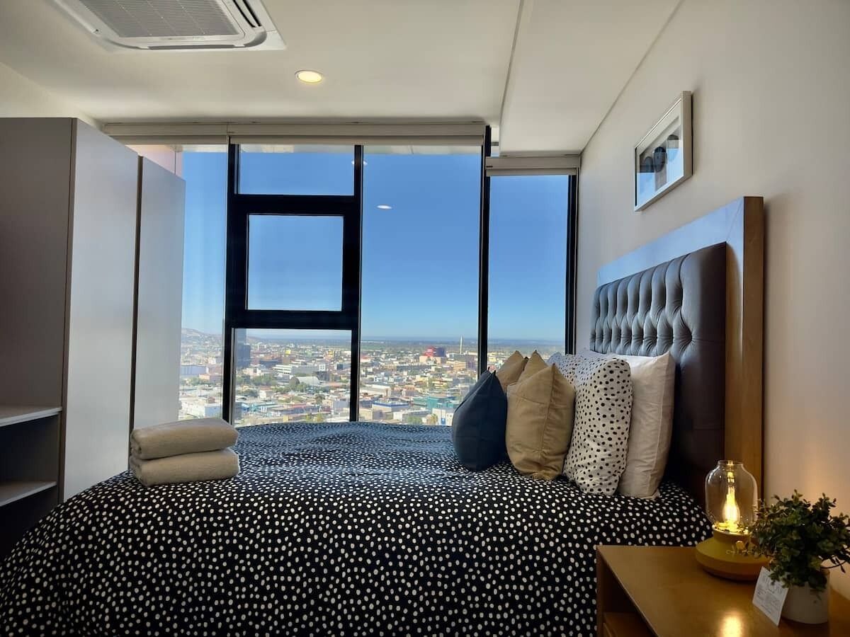 Een strijkplank/strijkijzer, wifi, beddengoed