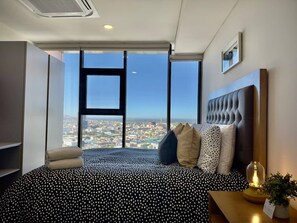 Een strijkplank/strijkijzer, wifi, beddengoed