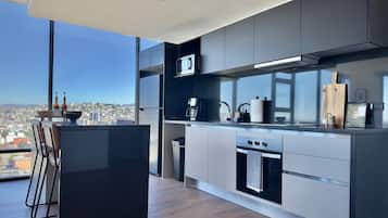 Een koelkast, een magnetron, een oven, een kookplaat