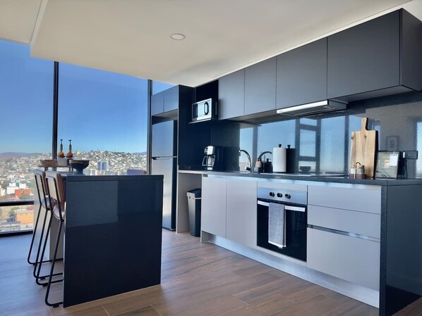 Een koelkast, een magnetron, een oven, een kookplaat