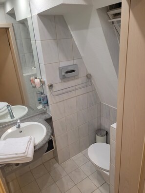タオル、石鹸、トイレットペーパー