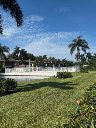 Beautiful 2 bedroom condo walking distance to Tin City & Downtown 5th Ave.