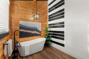 Shower, hair dryer, towels, soap - Themed 6BR Cabin - Hot Tub, Game Room/Theatre Room, Fire Pit - Custom Bunk Rooms (Pigeon Forge)