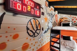 6 bedrooms, desk, iron/ironing board, free WiFi