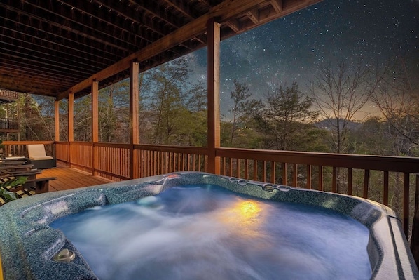 Outdoor spa tub - Themed 6BR Cabin - Hot Tub, Game Room/Theatre Room, Fire Pit - Custom Bunk Rooms (Pigeon Forge)