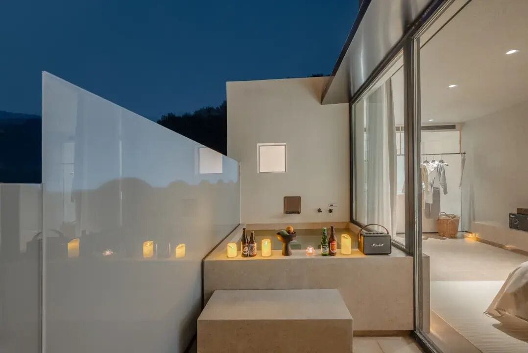 Luxury Studio Suite, Courtyard View | Room amenity