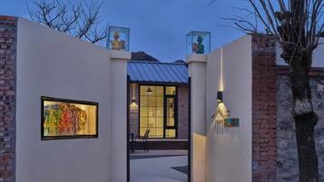 Cubrecamas, minibar con artículos gratuitos y escritorio