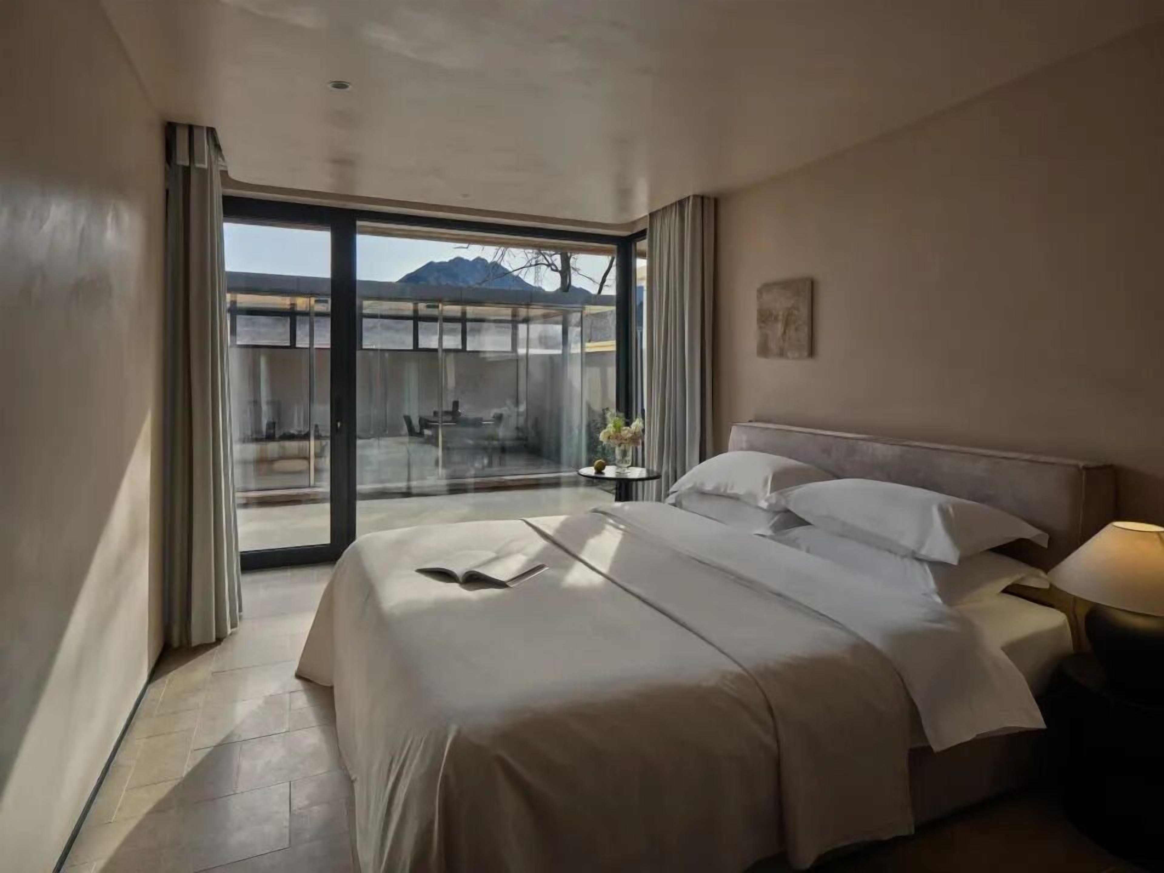 Cubrecamas, minibar con artículos gratuitos y escritorio 