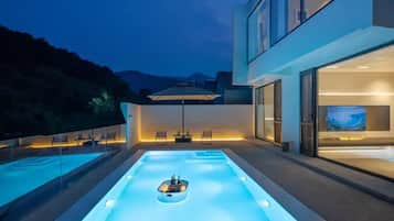 Seasonal outdoor pool