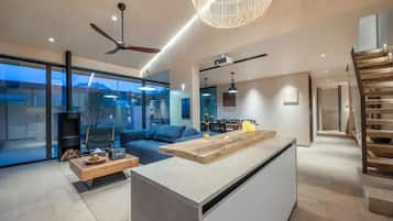 Superior Studio Suite, Courtyard View | Living area