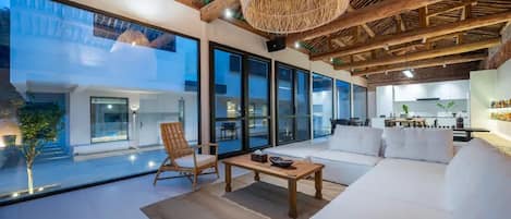 Suite Studio Luxe, vue cour intérieure | Coin séjour