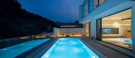 Luxury Studio Suite, Courtyard View | Down duvets, free minibar, desk, laptop workspace