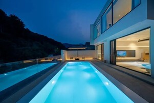 Down duvets, free minibar, desk, laptop workspace