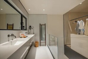 Luxury Studio Suite, Courtyard View | Bathroom | Shower, rainfall showerhead, free toiletries, hair dryer - DOPO HOMESTAY (Miyun)