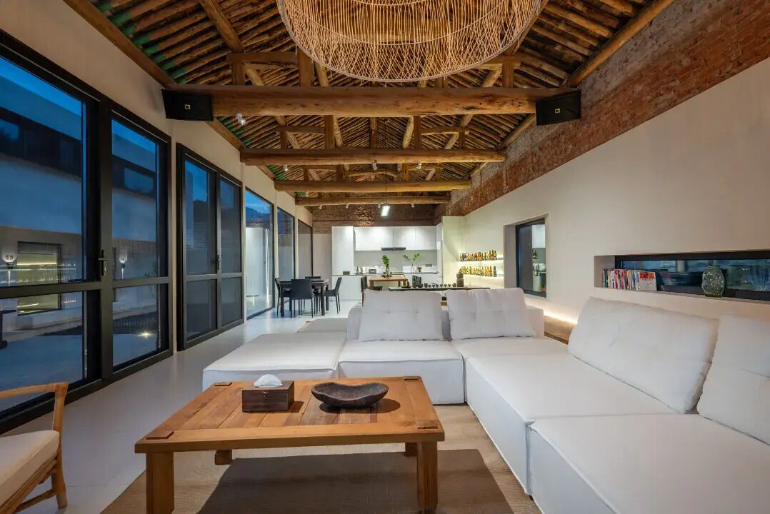 Lyxig studiosvit - utsikt mot innergården | Vardagsrum