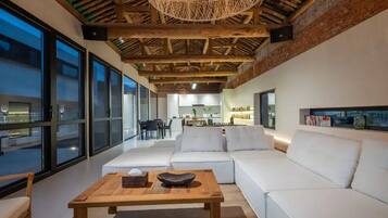 Lyxig studiosvit - utsikt mot innergården | Vardagsrum