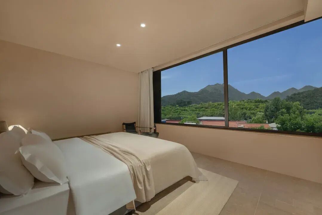 Suite estudio superior, vista al patio | Edredón, artículos del minibar gratis y escritorio 