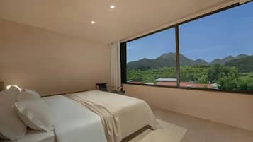 Suite estudio superior, vista al patio | Edredón, artículos del minibar gratis y escritorio