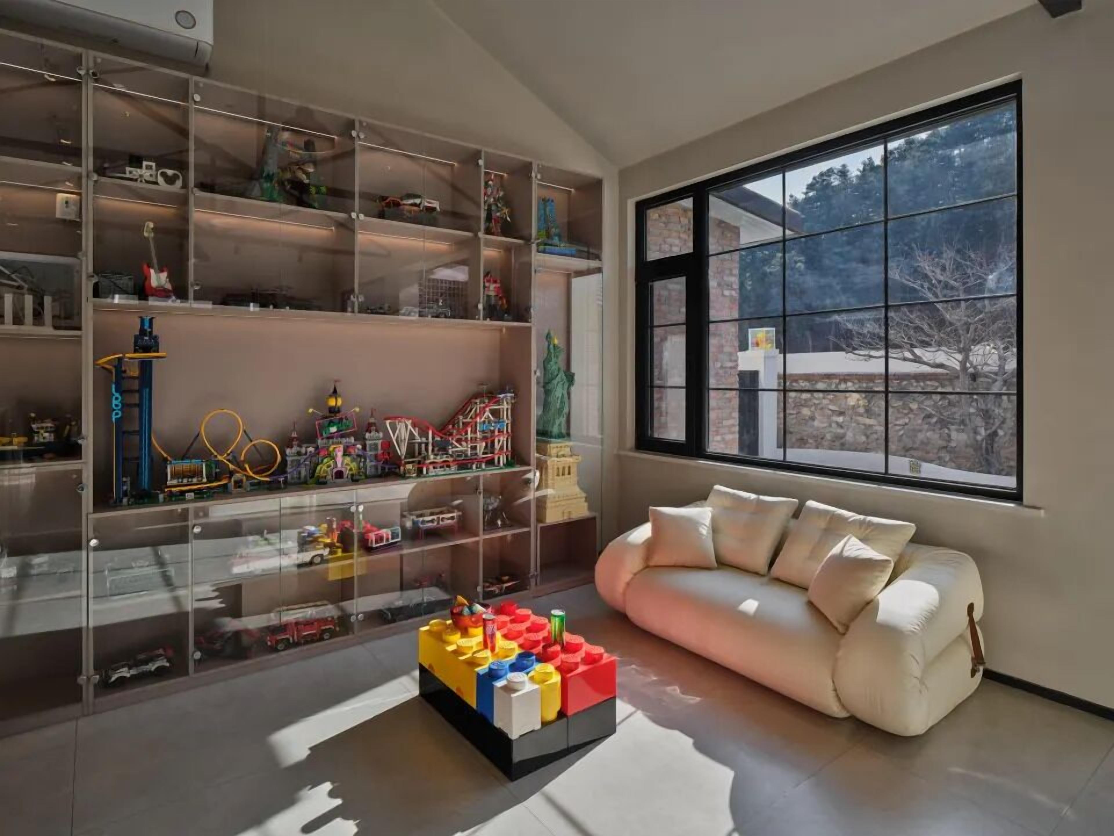 Signature Studio Suite, Courtyard View | Living area