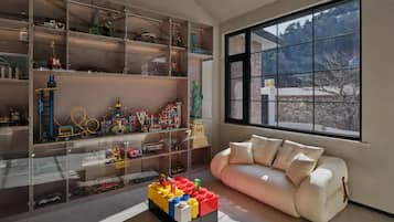 Signature Studio Suite, Courtyard View | Living area