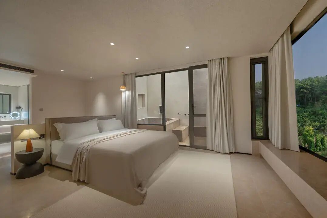 Cubrecamas, minibar con artículos gratuitos y escritorio 