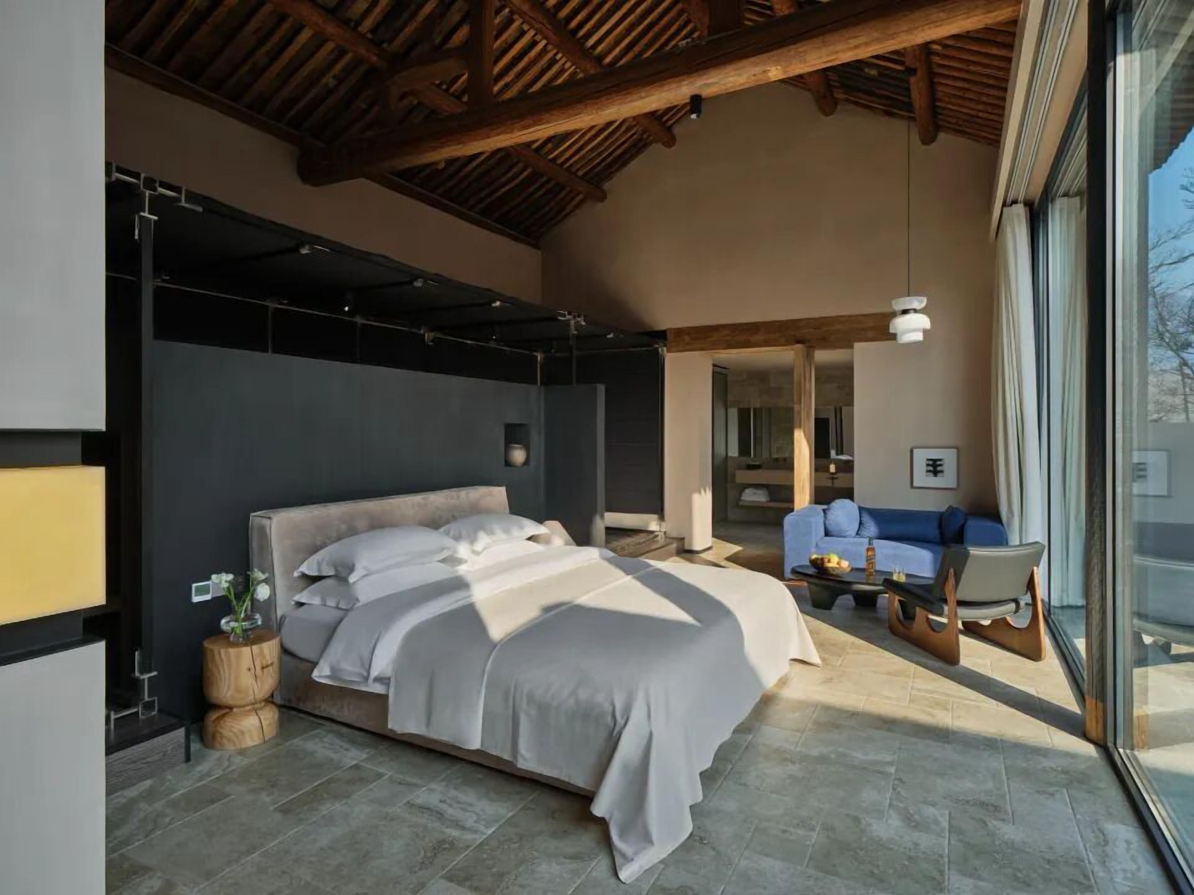 Cubrecamas, minibar con artículos gratuitos y escritorio 