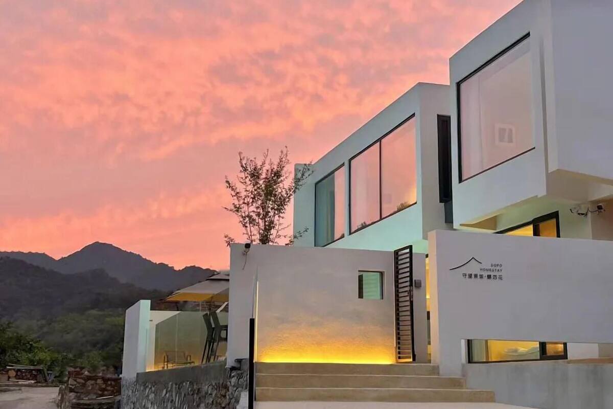 Cubrecamas, minibar con artículos gratuitos y escritorio