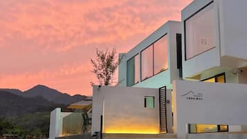 Down duvets, free minibar, desk, laptop workspace