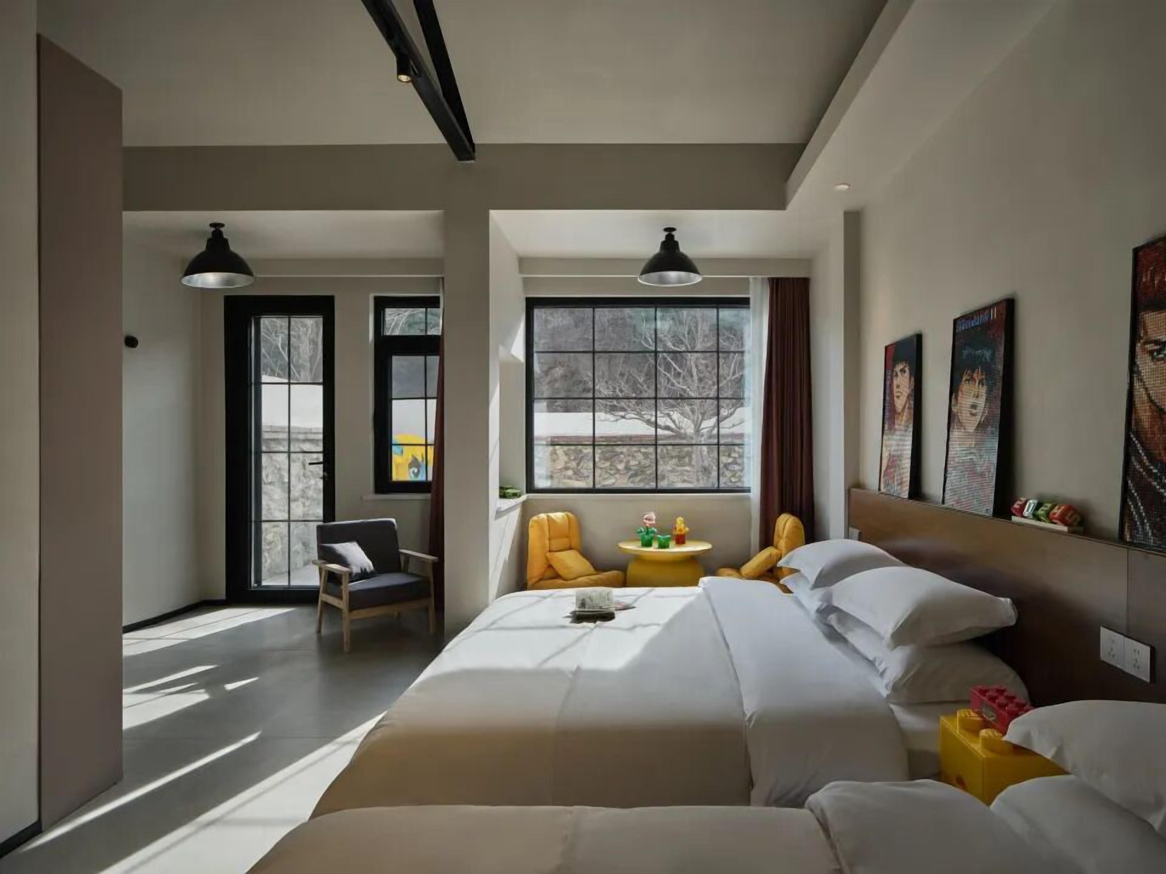 Cubrecamas, minibar con artículos gratuitos y escritorio 