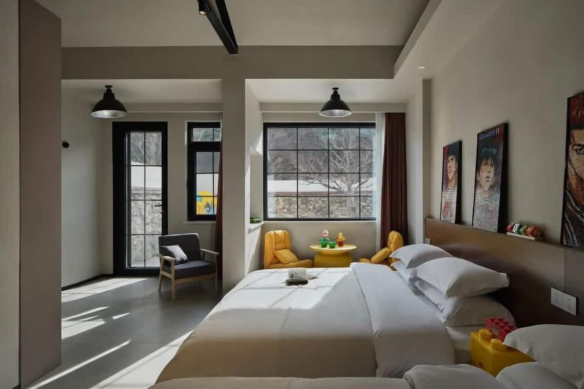 Cubrecamas, minibar con artículos gratuitos y escritorio