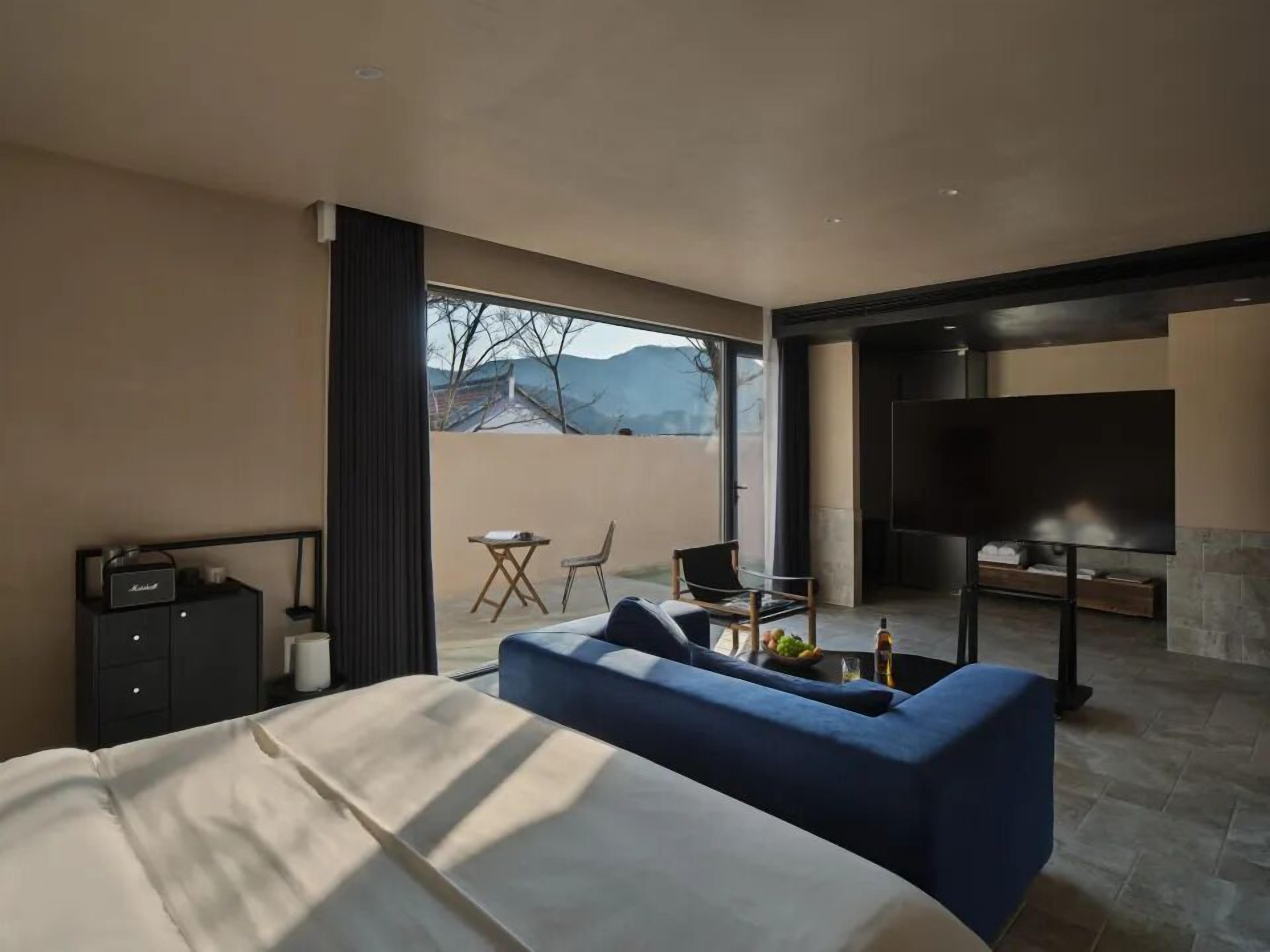 Cubrecamas, minibar con artículos gratuitos y escritorio 