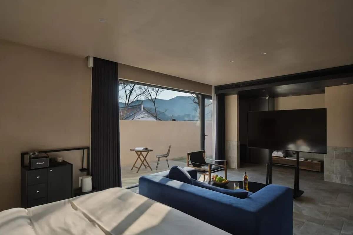 Cubrecamas, minibar con artículos gratuitos y escritorio